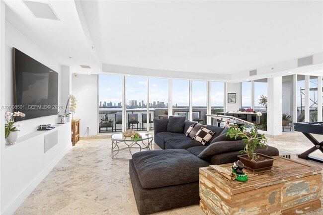 Building Photo - 1900 Sunset Harbour Dr