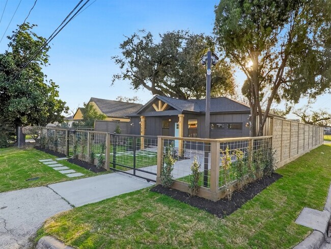 Building Photo - 5619 Chapman St