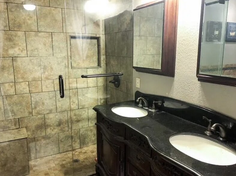 Building Photo - 3012 Hilltop Dr