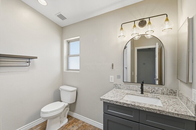 Building Photo - 1901 N Rosemont Blvd