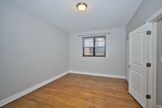 Building Photo - 2515 W Lawrence Ave