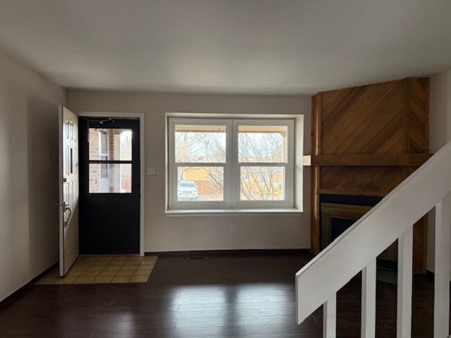 Building Photo - House For Lease