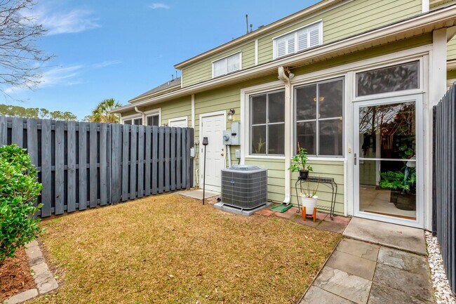 Building Photo - Immaculate Townhome in Dunes West