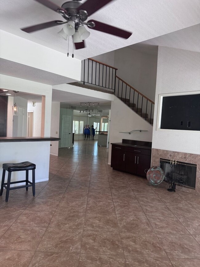 Building Photo - Woodhaven CC - Unfurnished 3br - Long Term