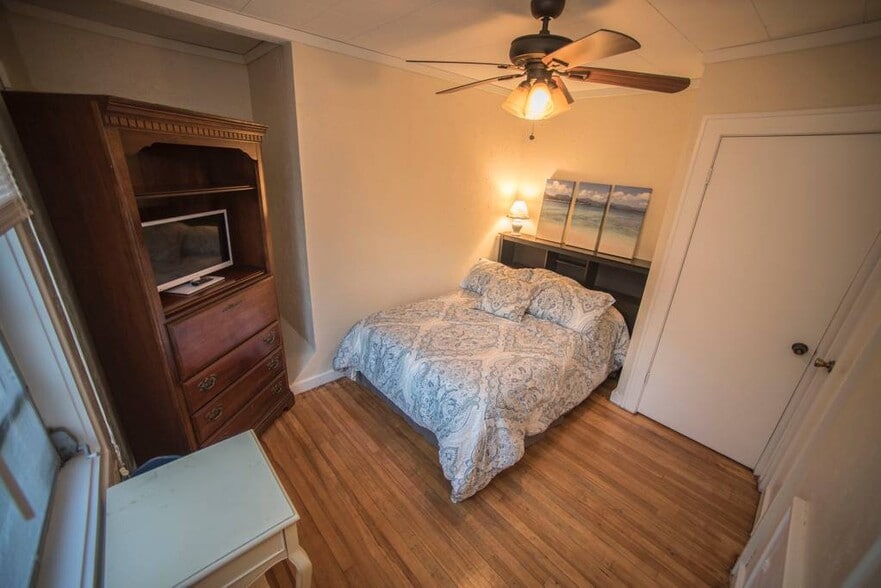 Guest bedroom with queen size bed and walk-in closet - 107 E Melbourne Ave