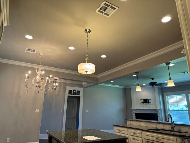 Building Photo - Gated community with community POOL!!!!