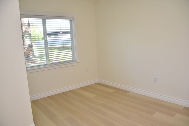Building Photo - 5724 Hillcrest Dr SW