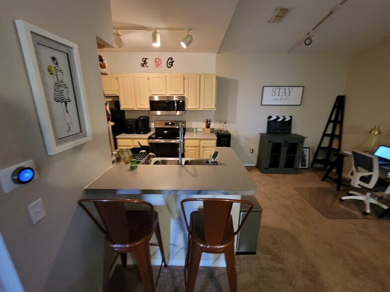 L shape kitchen counter top - 2627 Maitland Crossing Way