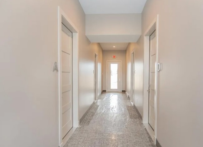 Building Photo - 1 bedroom condo, located steps from all of...