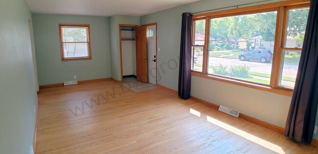 Building Photo - 3 Bedroom North side Ranch with Garage