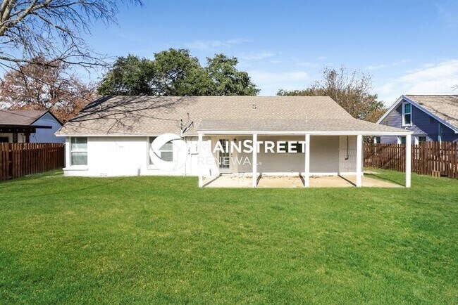 Building Photo - 3 Bedroom Pet-Friendly Home in Fort Worth, TX with Main Street Renewal