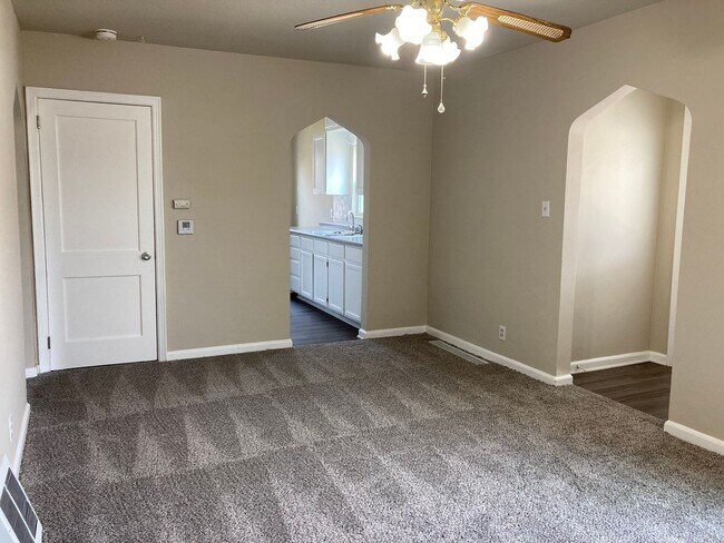 Building Photo - 3 Bedroom 2 Bathroom East Side Home