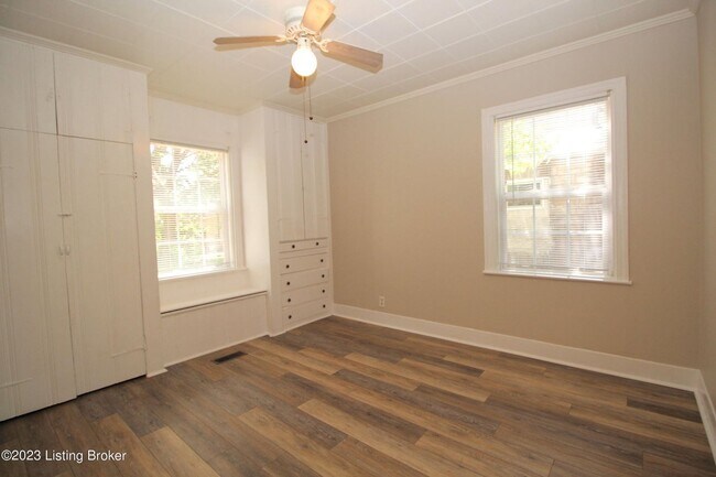 Building Photo - 2421 Lindbergh Dr