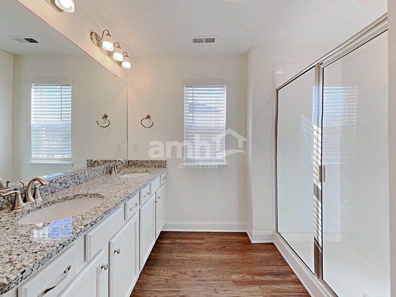 Building Photo - 1113 Bentley Pl