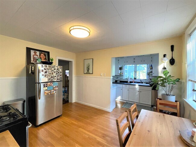 Building Photo - 95 Bartlett St