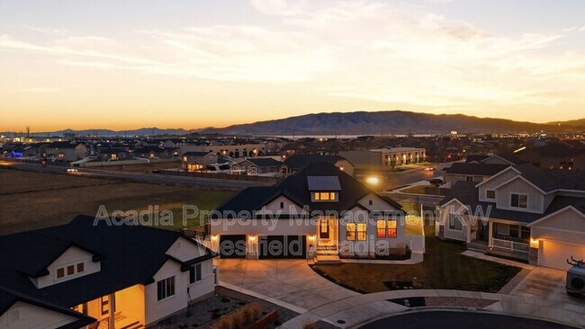 Building Photo - 1437 W Valley Dr