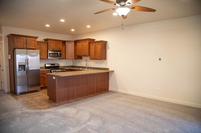 Building Photo - Farmington Crossing - 2 Bedroom Townhome