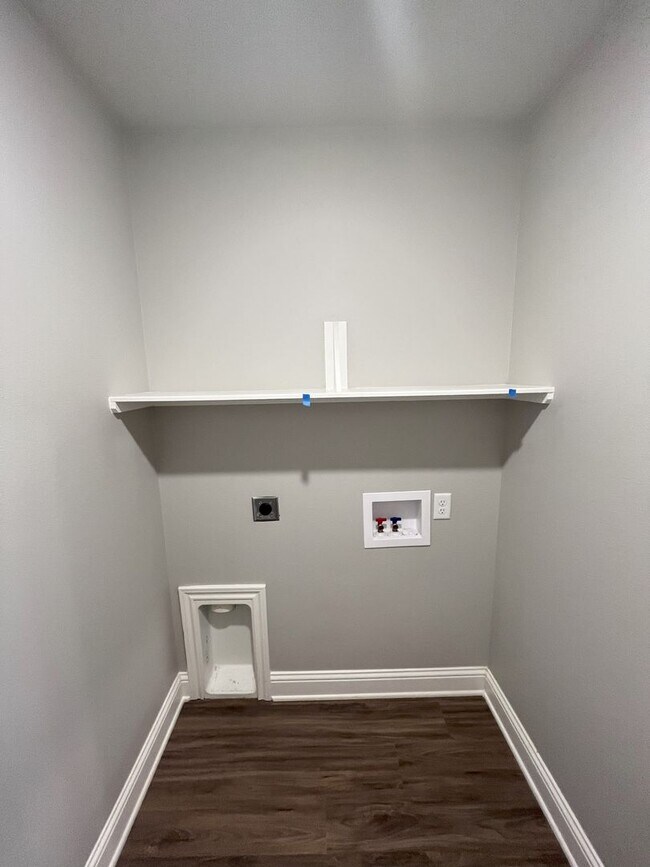 Building Photo - Country Heights #202