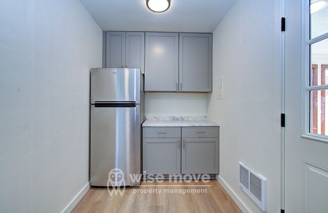 Building Photo - 2 Bedroom Home with Garage- Corner Lot!