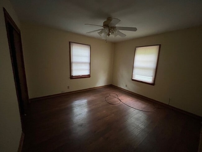 Building Photo - 472 E Jordan Ave