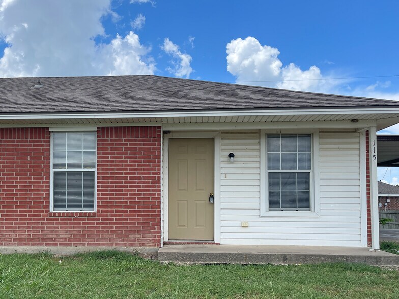 Primary Photo - 115 Spring Berry Ln