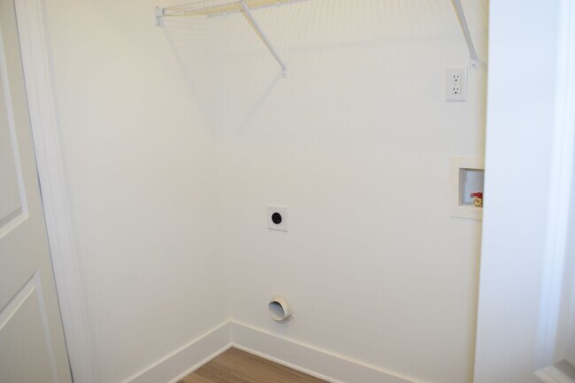 Building Photo - Prime Location! 3BR Townhome with 2.5 Baths