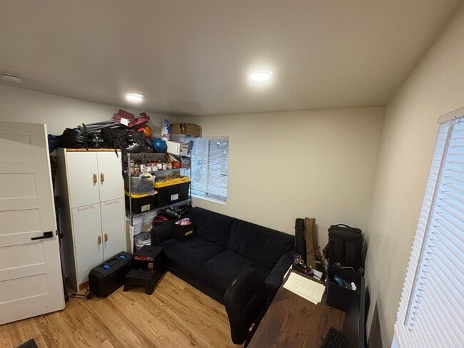 Building Photo - 216 E 7th St