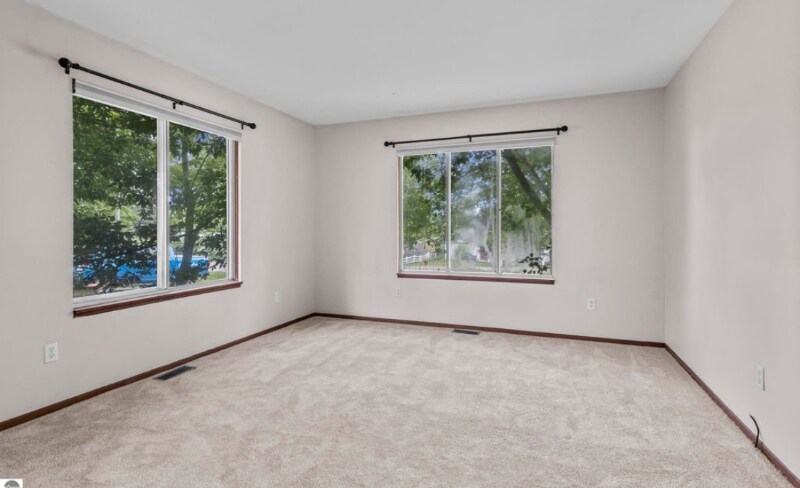 Building Photo - 3887 Brook Dr