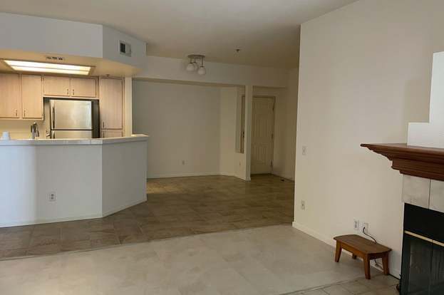 Building Photo - 640 Camino De La Reina