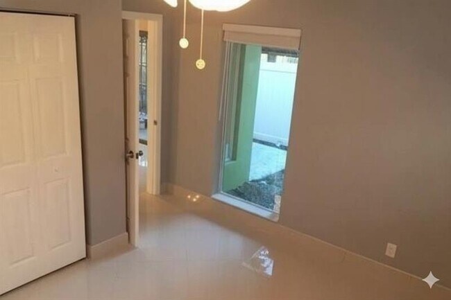 Building Photo - 704 NE 23rd Ave