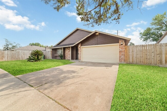 Building Photo - 5711 Longforest Dr