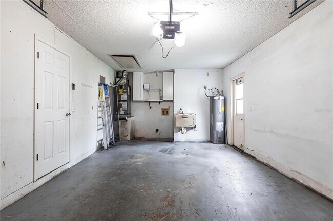 Building Photo - 5846 Deer Hollow Ln E