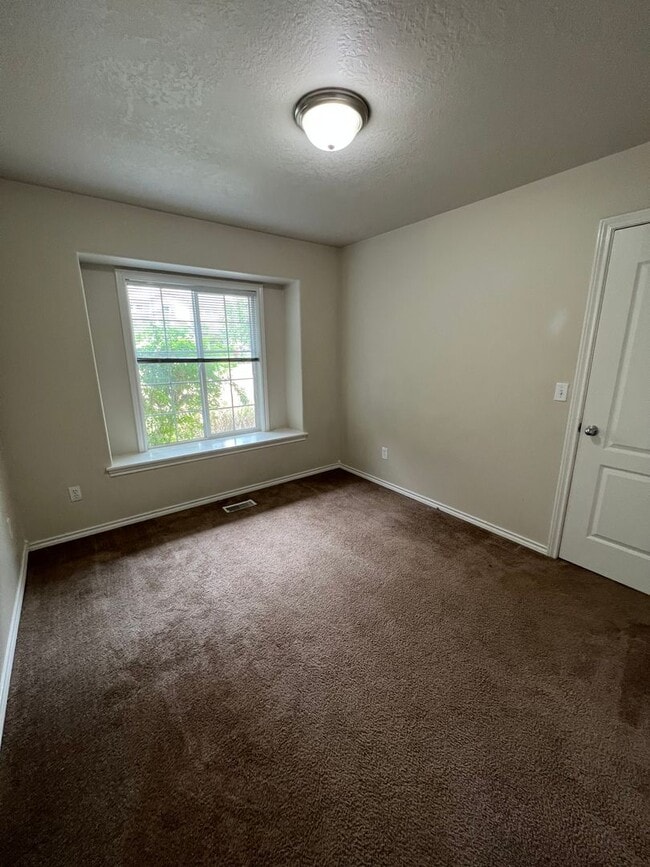 Building Photo - Lovely 4 bedroom (+ 2 living rooms) 2.5 ba...