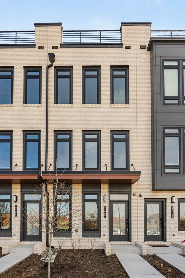 Building Photo - Reservoir District Townhome | 3 Bed + Den | 3.5 Bath | 1,800 Sf | Large Private Rooftop Deck & Ba...