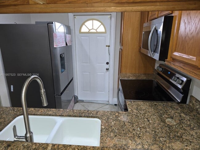 Building Photo - 5151 W Oakland Park Blvd