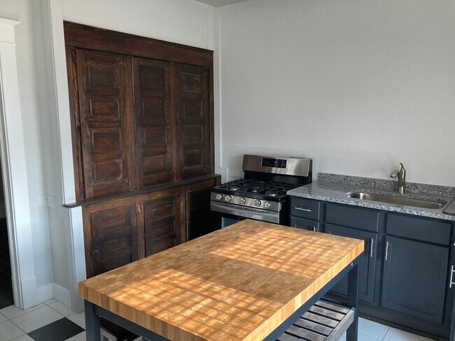 Building Photo - 725 Michigan St NE