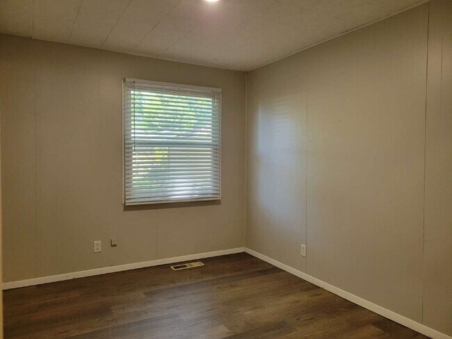 Building Photo - Sweet Home — 3 Bedroom with Garage & Stainless Steel Appliances