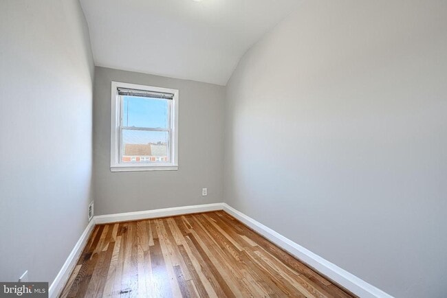 Building Photo - 817 N Marlyn Ave