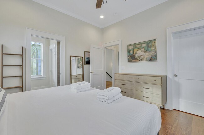 Building Photo - 217 W 33rd St