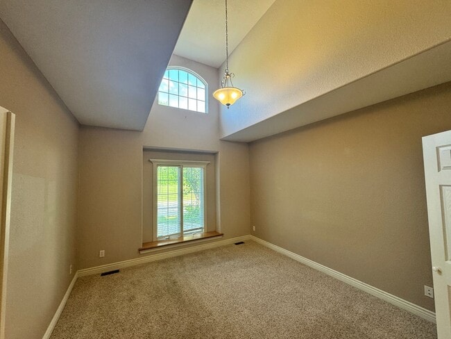 Building Photo - Large and Spacious Duplex Available