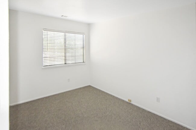 Building Photo - Great neighborhood home in a cul-de-sac!