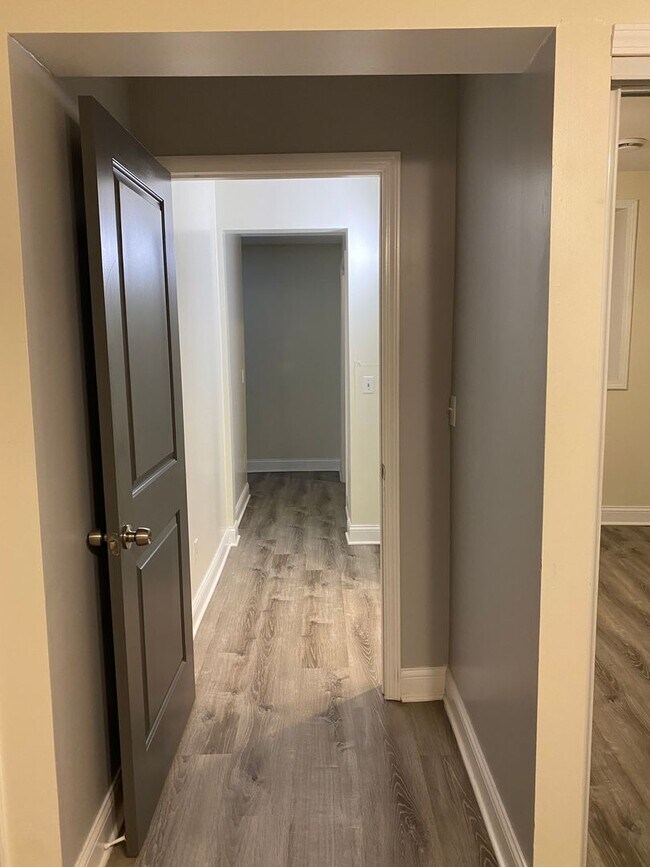 Building Photo - 3 Bedroom 2 Bath Close to the U of M Avail...