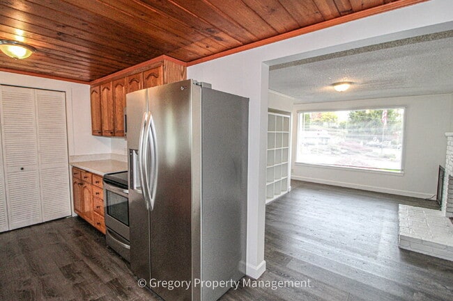 Building Photo - 1202 44th St SE