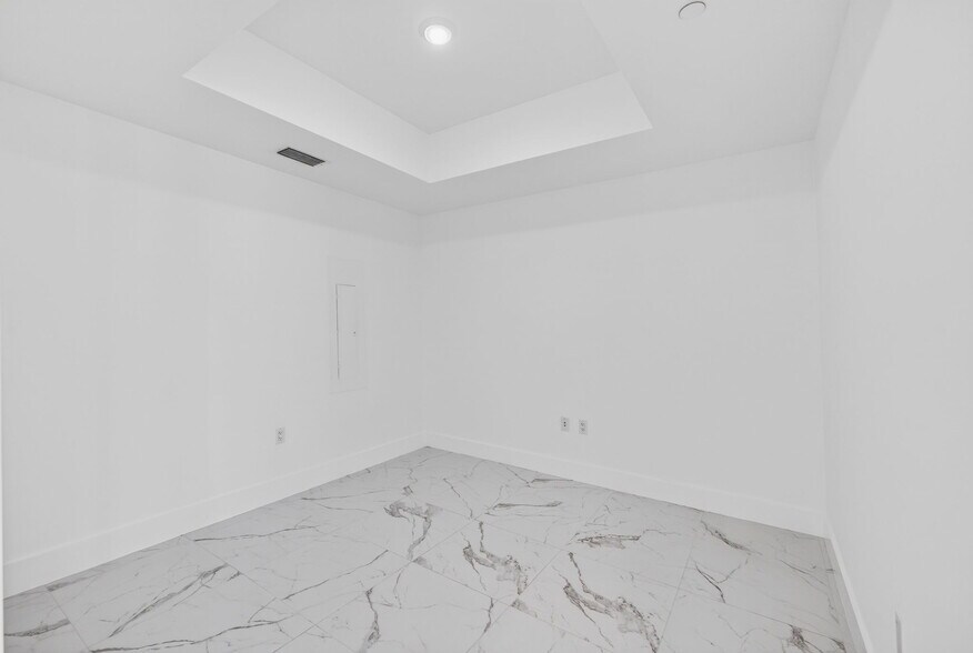 Building Photo - 100 E Las Olas Blvd