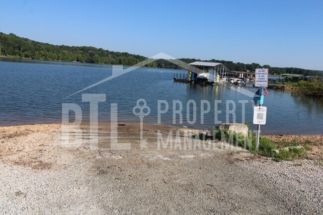 Building Photo - 12 Lakehaven Dr