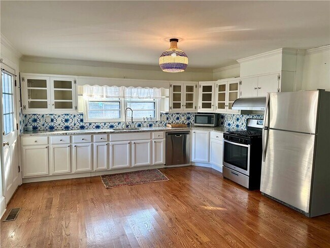 Building Photo - 1596 Mercer Ave