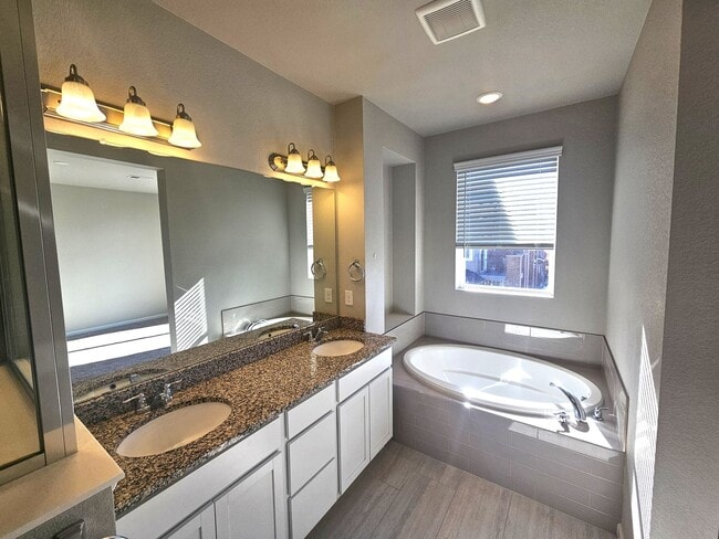 Building Photo - Modern Townhouse with Breathtaking Views – Prime Location!