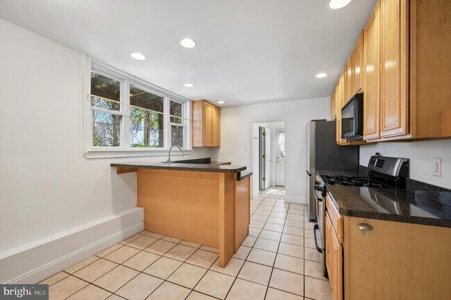 Building Photo - 447 Dupont St