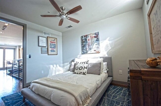 Building Photo - 320 Peters St SW