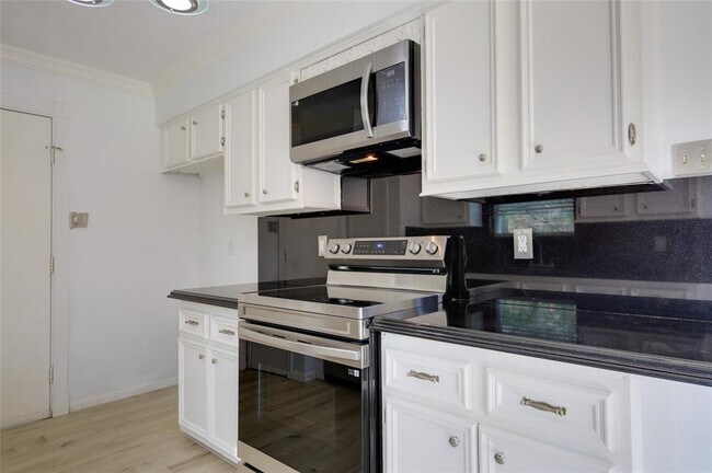 Building Photo - 15803 Pryor Dr